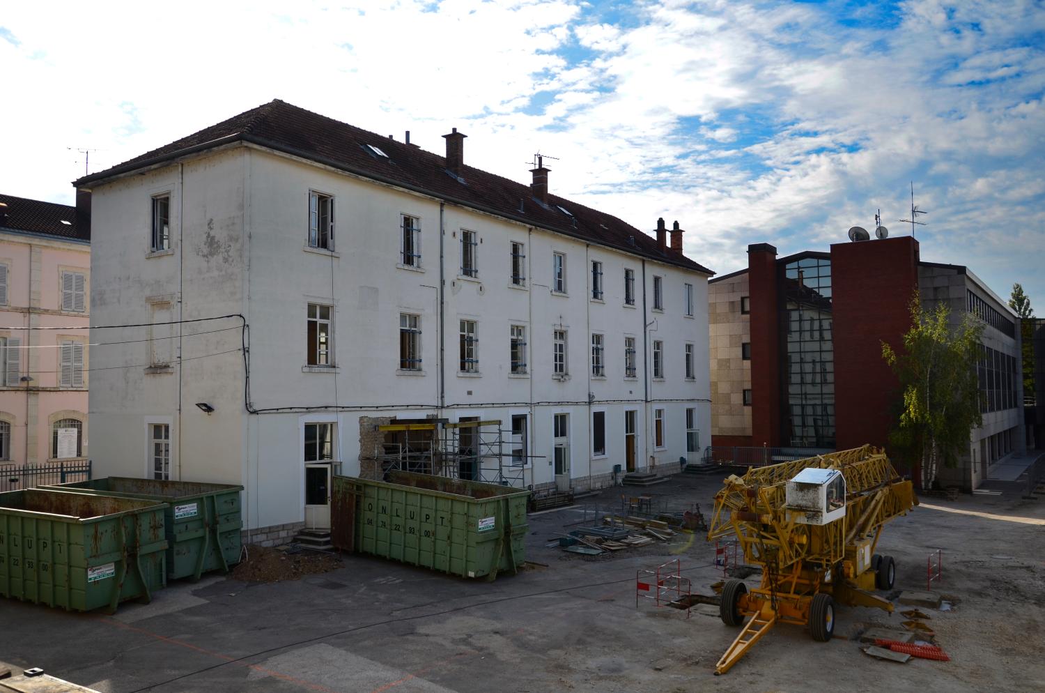 Collège de jésuites, puis école centrale, école secondaire communale, lycée impérial, lycée de garçons, actuellement lycée Lalande