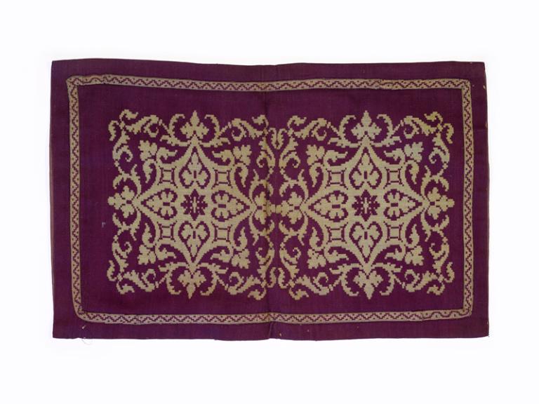 ensemble de 5 chapes (non étudiées), de 15 chasubles, 17 dalmatiques et les accessoires : ornement violet n°2