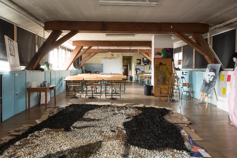 Manoir de Chènevoux, puis collège de jésuites, puis école centrale, puis lycée de garçons, actuellement lycée d'enseignement secondaire Jean-Puy