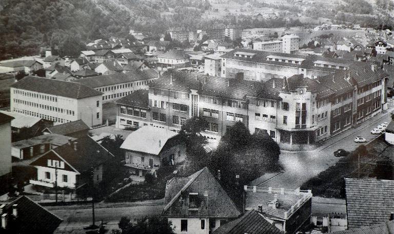 Groupe scolaire de Montroux, puis Cité technique, actuellement lycée d'enseignement général, technologique et professionnel René-Perrin