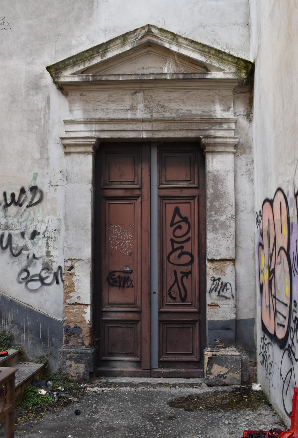 Vue extérieure de la porte conduisant à la tribune ouest depuis le passage Thiaffait