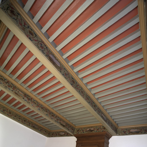 Plafond à poutres peintes d'un décor de paysages d'architecture inscrits dans 18 cartouches