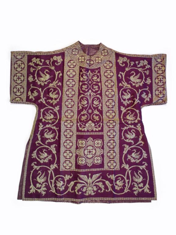 ensemble de 5 chapes (non étudiées), de 15 chasubles, 17 dalmatiques et les accessoires : ornement violet n°2