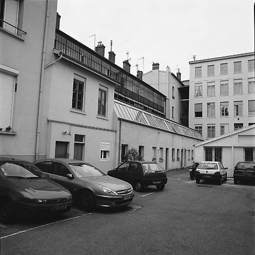 Anciennes usines de tulle-dentelles Dognin puis Tissage Lyonnet Ch. et logement d'ouvriers actuellement immeuble