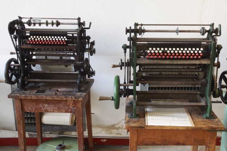 Machine à découper : machine à perforer les cartons de métier à tisser