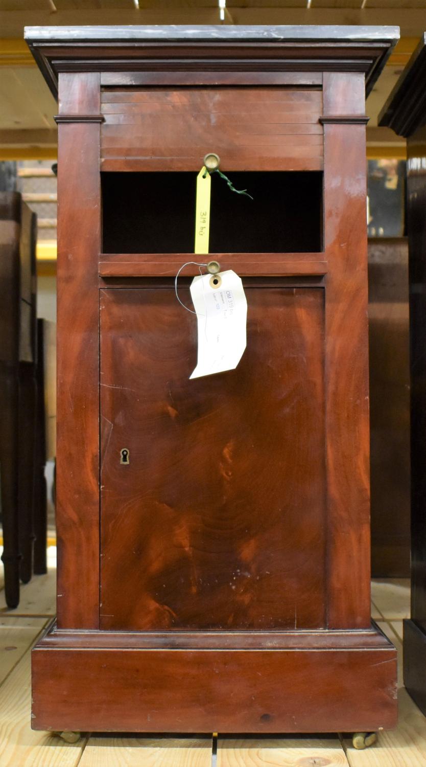 Table de nuit en armoire à deux niveaux n° 2