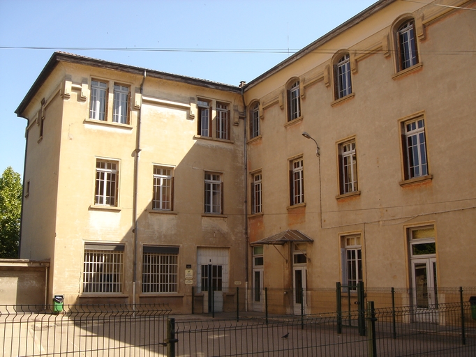 Lycée de jeunes filles actuellement école primaire municipale et bureaux