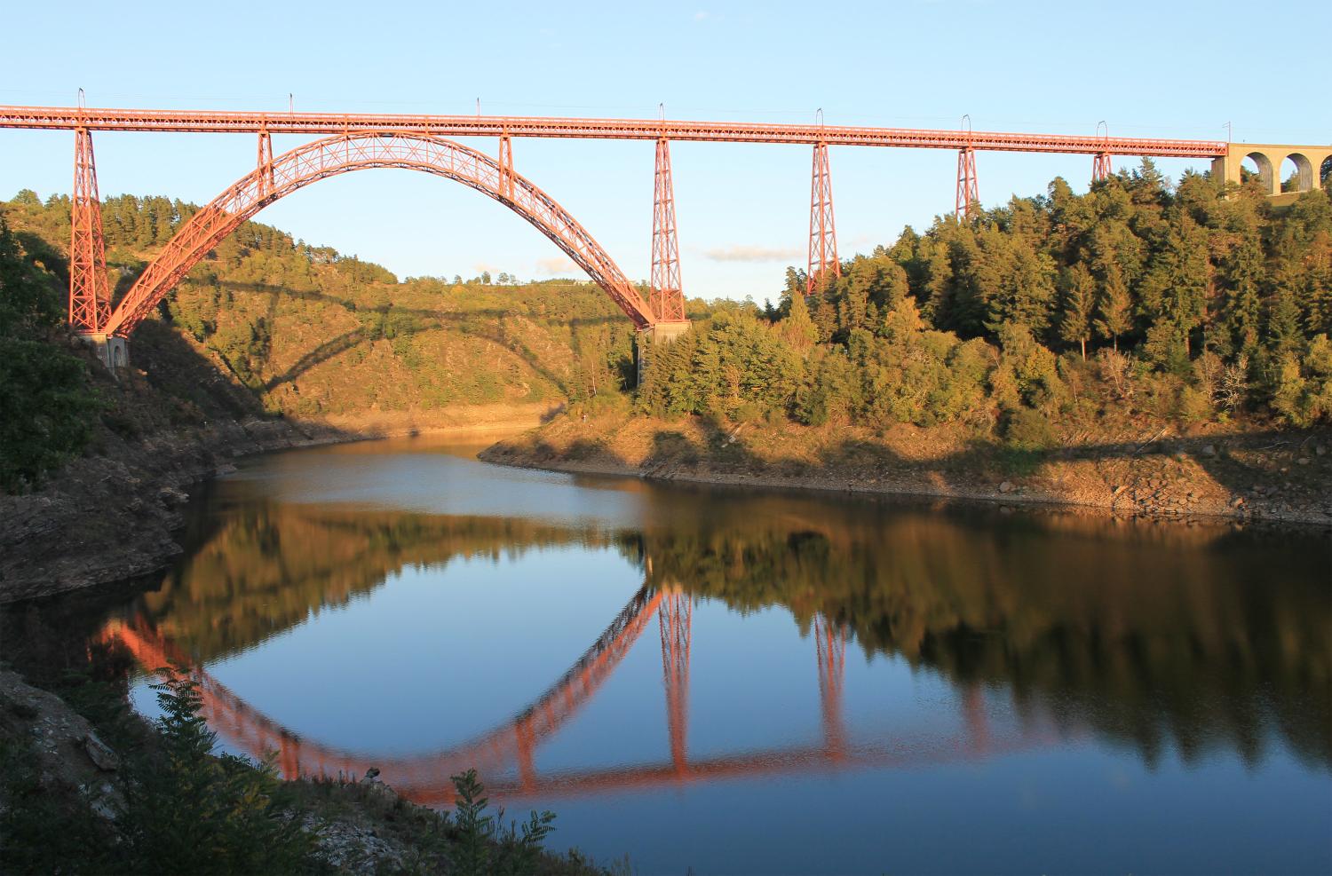 Le barrage de Grandval à Neuvéglise-sur-Truyère et Fridefont.