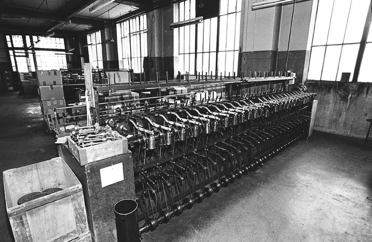 Machines à entrelacer, machine à bobiner, machine à contrôler la quantité de l'usine Dorures Louis Mathieu Industrie