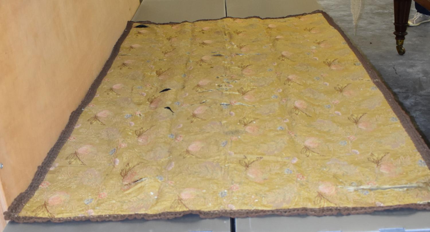 Morceau de tissu de soie brochée : nappe d'autel ?