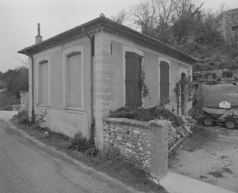 Maison, puis école primaire de garçons, logement et mairie, puis poste, actuellement immeuble