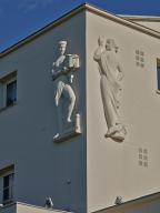 Bas-reliefs (4) : l'Abondance ; les Echanges ; les Arts ménagers ; les Arts et la toilette féminine