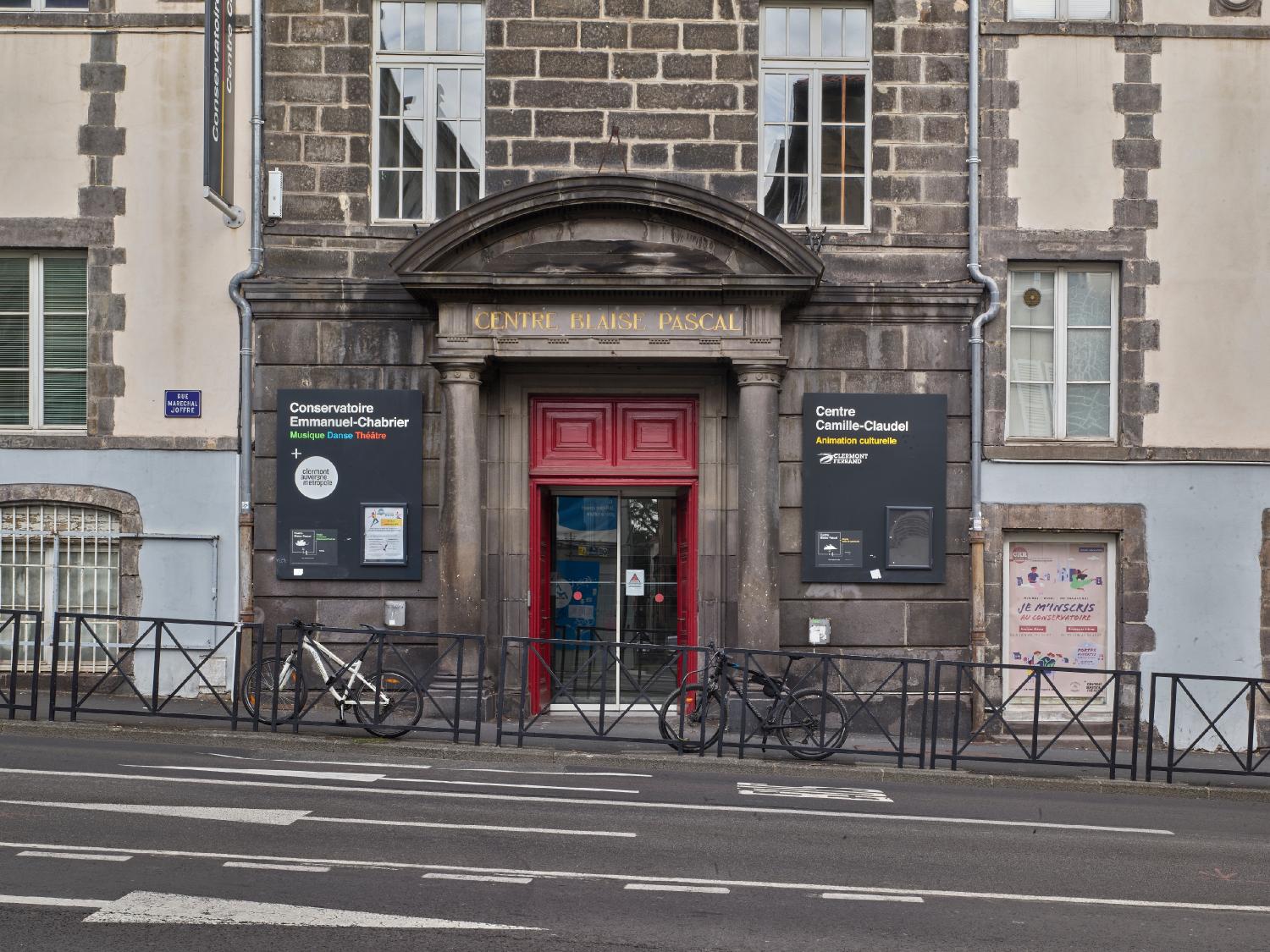 Collège des jésuites de Clermont dit collège royal ou Grand collège ; institut national ; école centrale ; lycée ; collège royal ; lycée impérial ; lycée de garçons dit lycée Blaise-Pascal ; centre culturel Blaise-Pascal et conservatoire Emmanuel-Chabrier