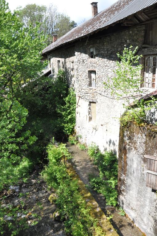 Moulin à farine de Montfort puis Maillet puis Neyroux puis usine de pâtes alimentaires Allamand dite "Le lion" actuellement sans affectation et logement