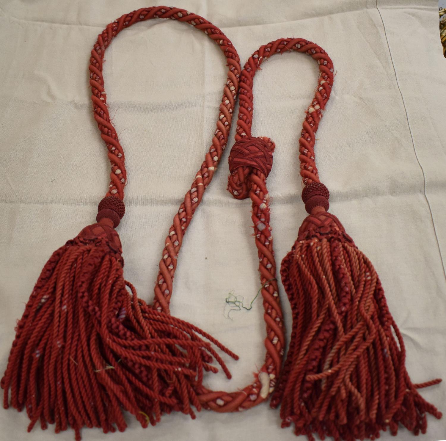 Ensemble de deux embrasses de rideaux de passementerie rouge