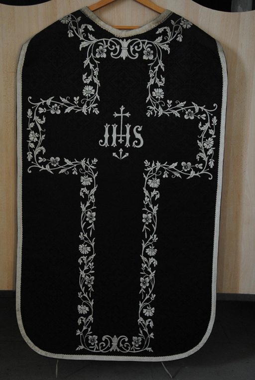 Ornement noir : chasubles (quatre)