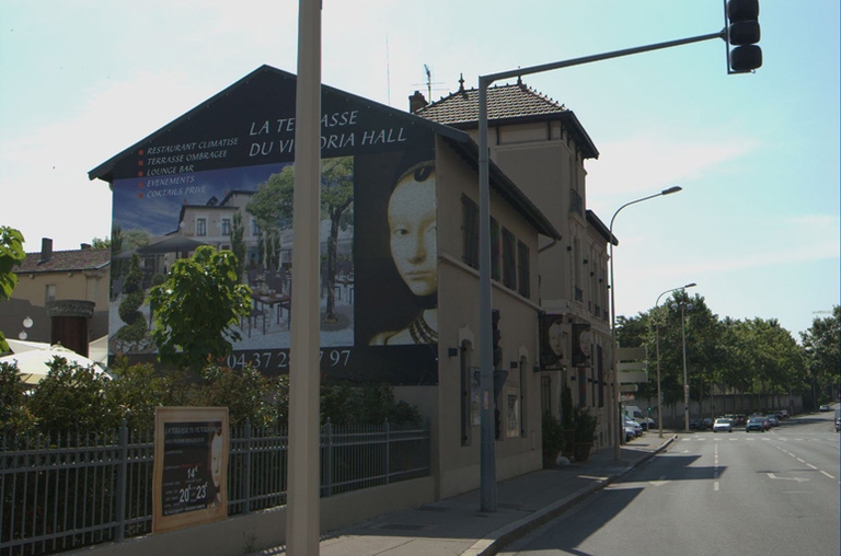 Verrerie Fourel et Bayle puis J. Bayle et Cie puis Usine de ferblanterie Talagrand L. puis Usine de produits photographiques et cinématographiques Konely actuellement restaurant Victoria Hall