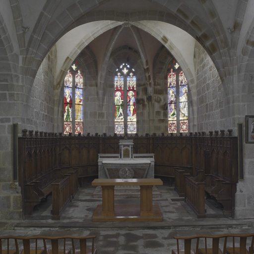 Lambris de demi-revêtement, stalles, fausse-stalle de célébrant (2), agenouilloirs, banc de choeur, porte