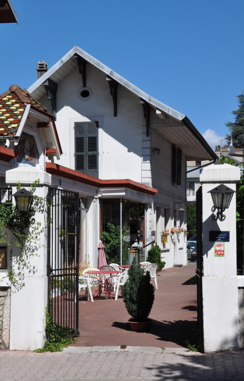 Ensemble de deux maisons et restaurant, puis villa des Eaux, puis villa des Magnolias, actuellement hôtel de voyageurs, Hôtel Dauphinois