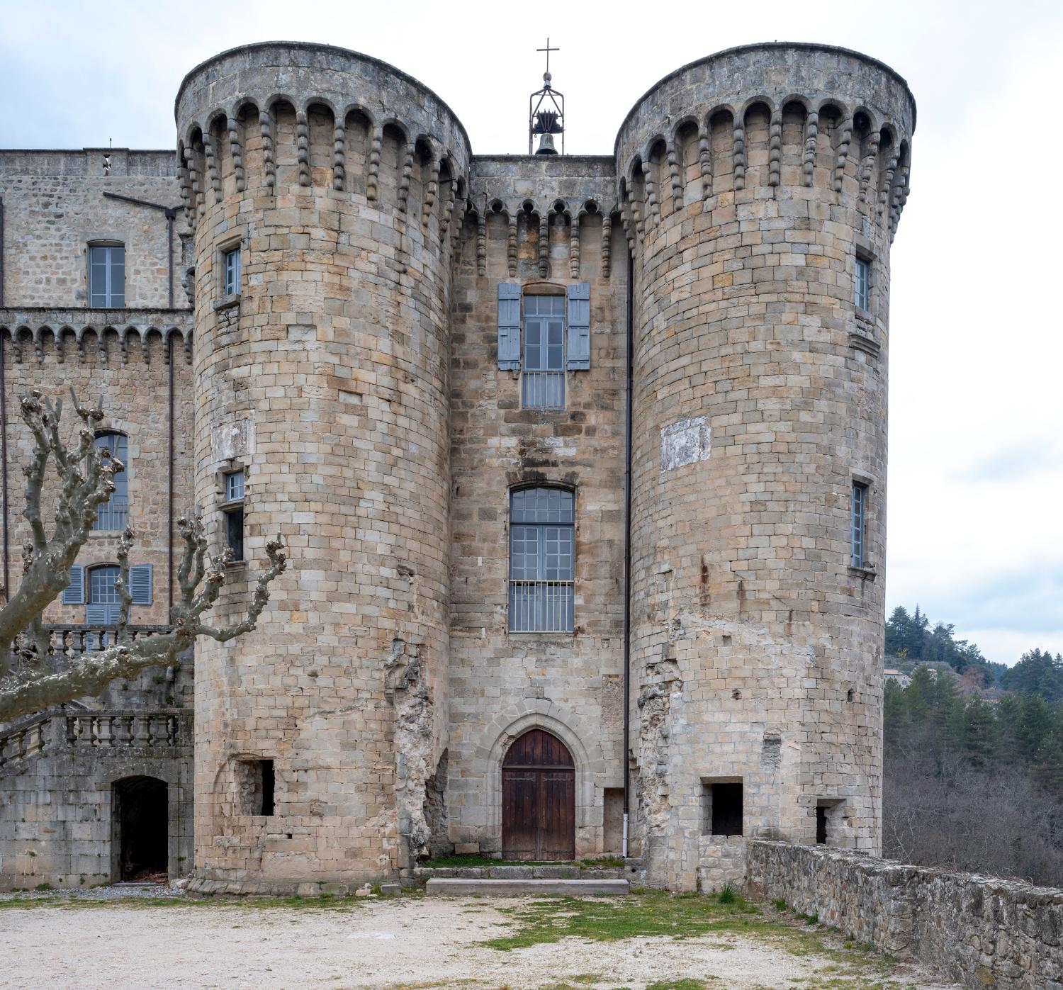 Château, puis palais de justice et prison, puis hôpital, actuellement château de Largentière