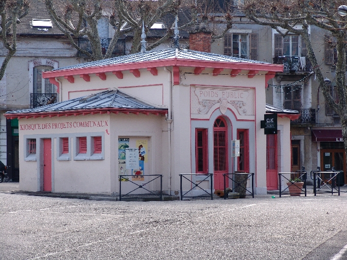 Bureau d'octroi, poids public et latrines