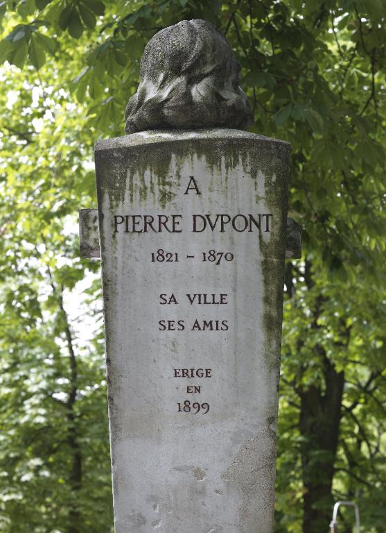 Groupe sculpté : Pierre Dupont