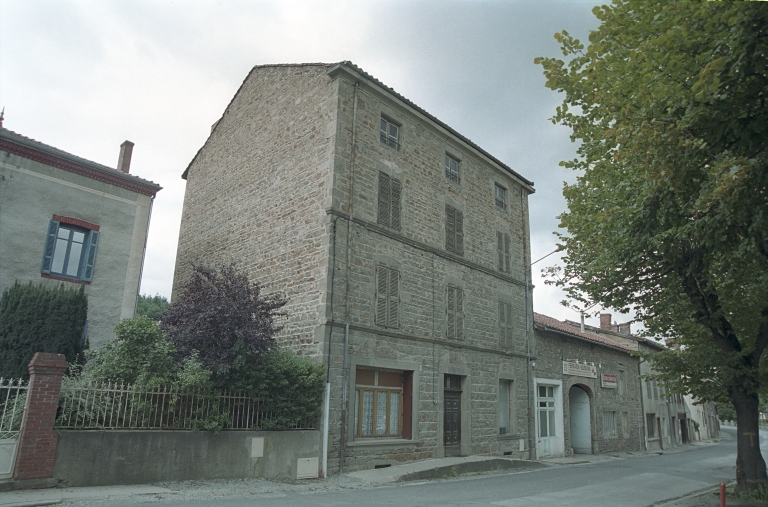 Les maisons, magasins de commerce et immeubles de la commune de Sail-sous-Couzan