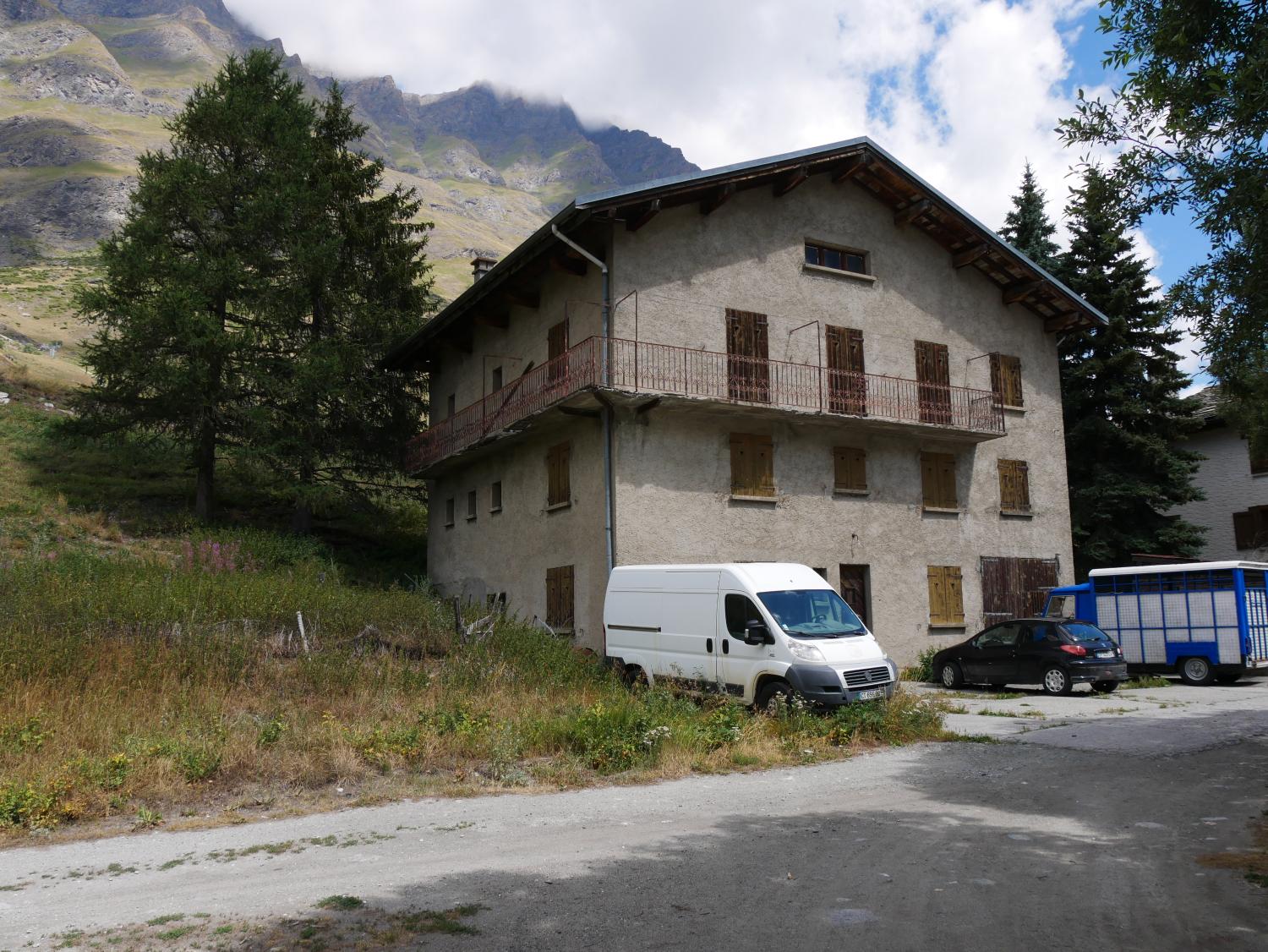 Ensemble de maisons de la reconstruction à Bessans