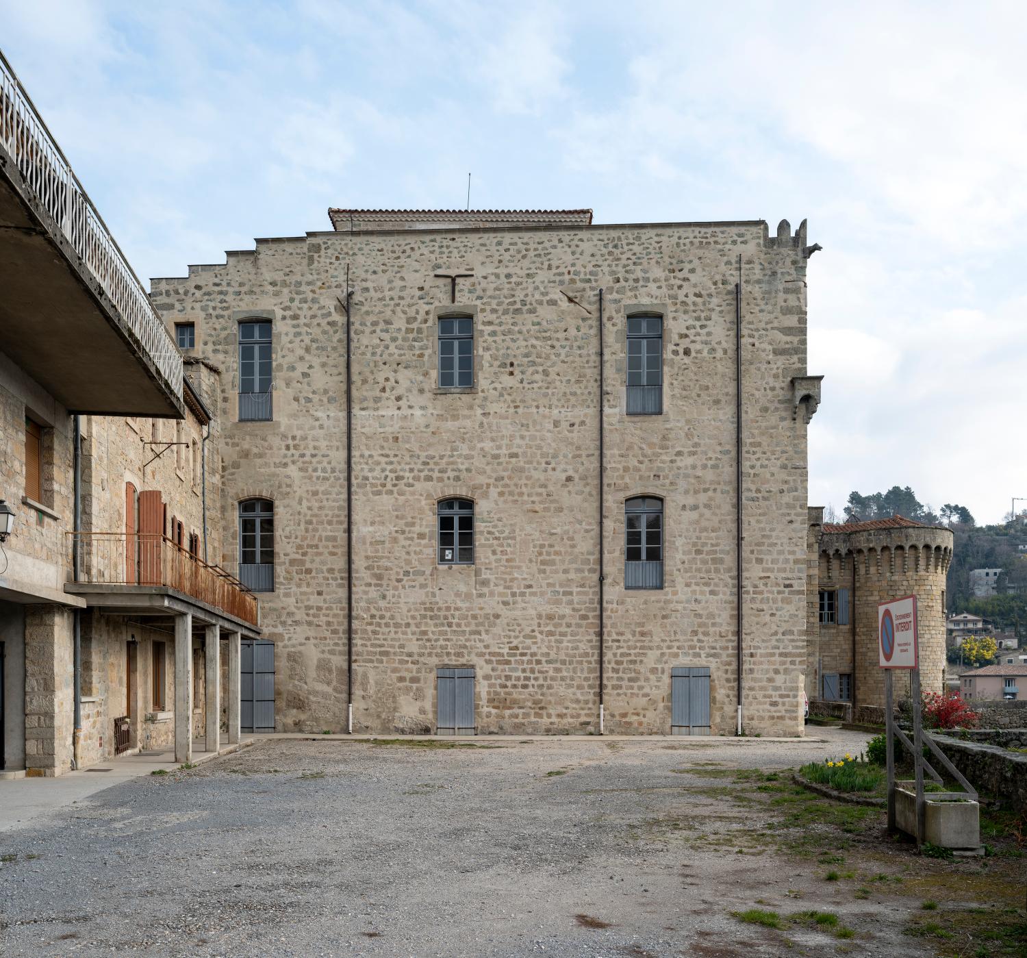 Château, puis palais de justice et prison, puis hôpital, actuellement château de Largentière