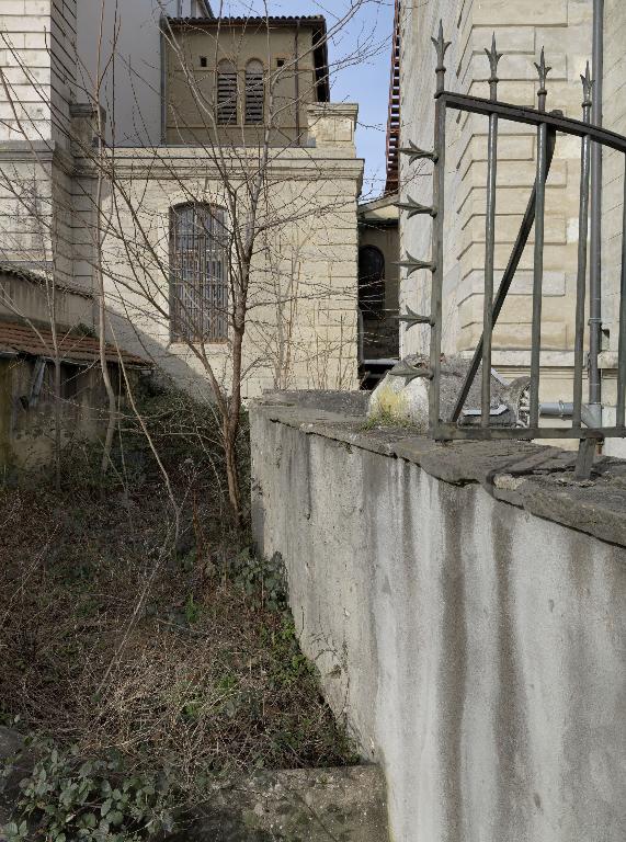 Prieuré de génovéfains ou Sainte-Geneviève, puis établissement de bienfaisance dit monastère de Notre-Dame de charité du Refuge de Lyon ou Refuge Saint-Michel, actuellement maison diocésaine Saint-Irénée