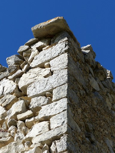 Chaîne d'angle en pierre de taille. Entrepôt agricole au village.