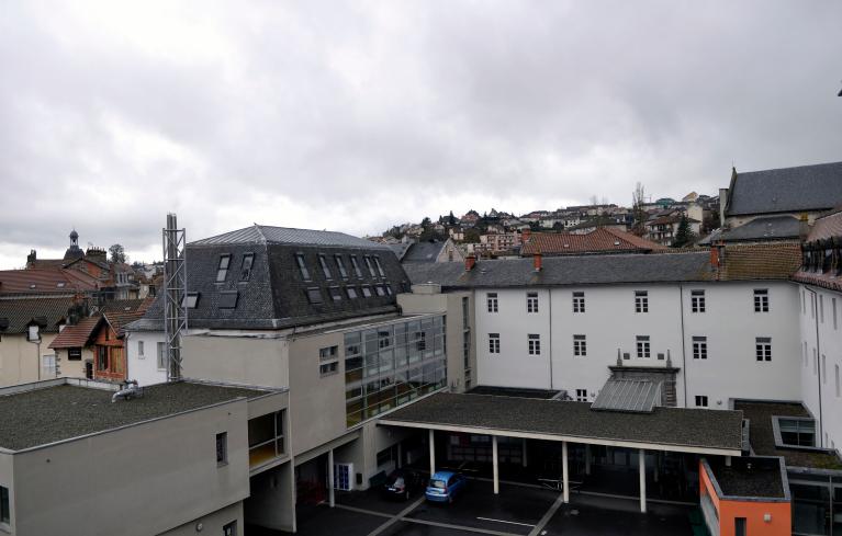 Collège de jésuites d'Aurillac, puis collège communal, lycée de garçons, école primaire supérieure de jeunes filles, collège moderne et technique de jeunes filles, actuellement collège Jeanne-de-La-Treilhe