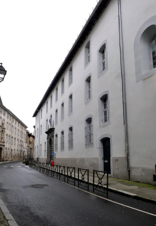 Collège de jésuites d'Aurillac, puis collège communal, lycée de garçons, école primaire supérieure de jeunes filles, collège moderne et technique de jeunes filles, actuellement collège Jeanne-de-La-Treilhe
