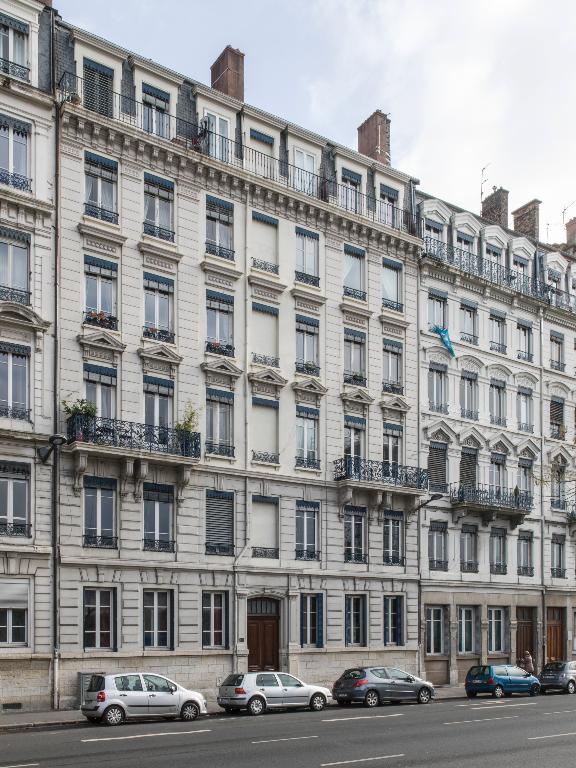 Immeuble, remises et logements sur cour