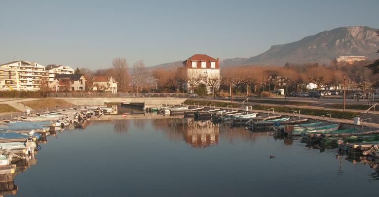 Maison et café Au Petit Charmant, puis maisons et cafés, puis maison et immeuble, dit immeuble Besson, et café Aix Plage