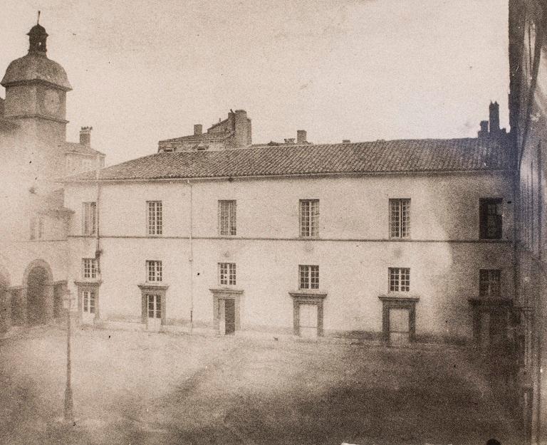 Manoir de Chènevoux, puis collège de jésuites, puis école centrale, puis lycée de garçons, actuellement lycée d'enseignement secondaire Jean-Puy