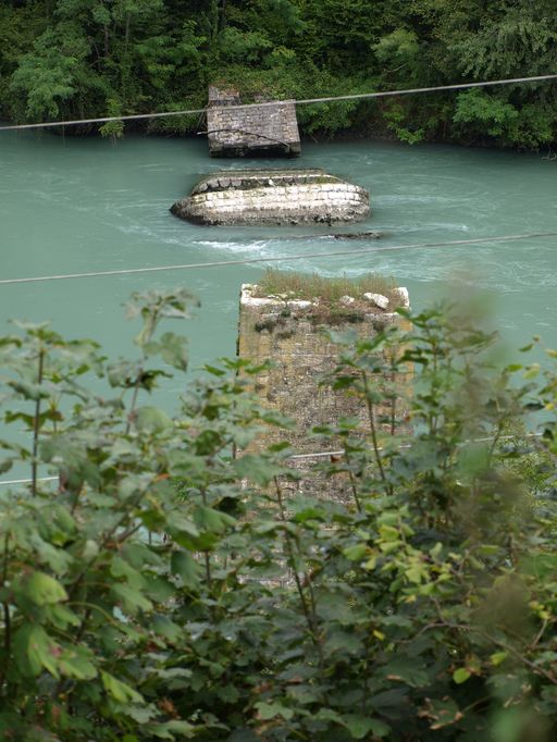 Ancien pont routier de Pyrimont (détruit), actuellement piles (vestiges)