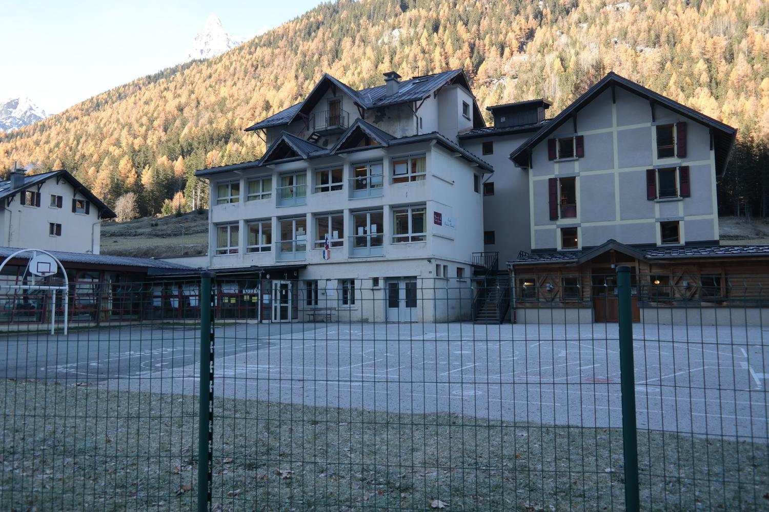 Hôtel des Alpes actuellement "école Robert Chamel" et bibliothèque "maison la ruche Joyeuse"