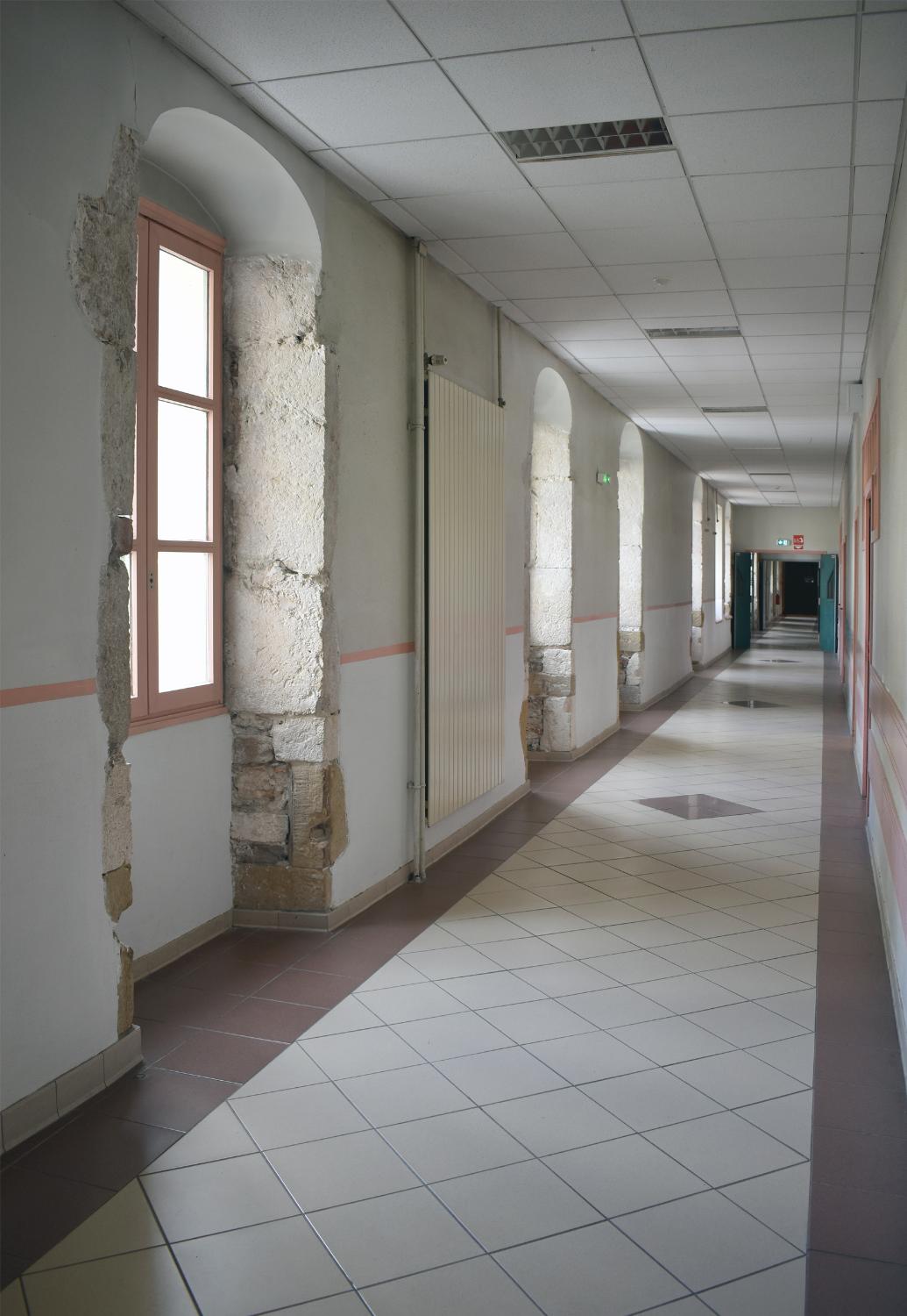 Collège de jésuites, puis institut national, école centrale supplémentaire, école communale secondaire, collège communal et école pratique de commerce et d'industrie, lycée, actuellement collège François-Ponsard