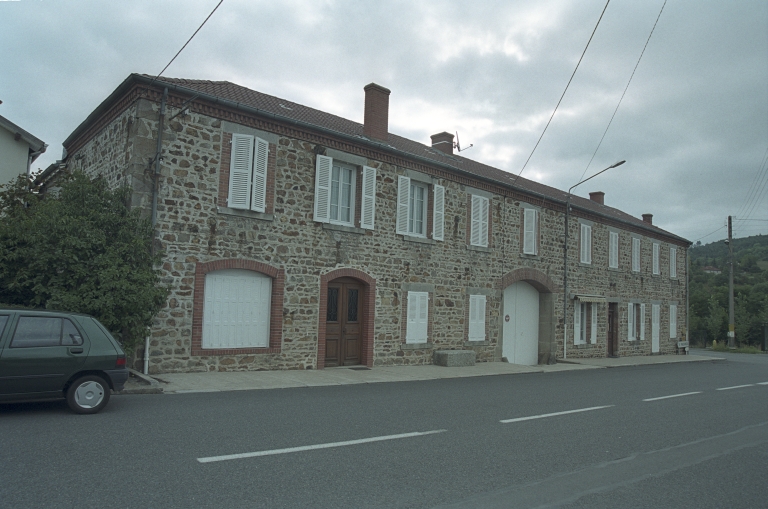 Bâtiment à usage de café, d'habitation, de relais de poste, de transport, d'écurie à cheval avec fenil