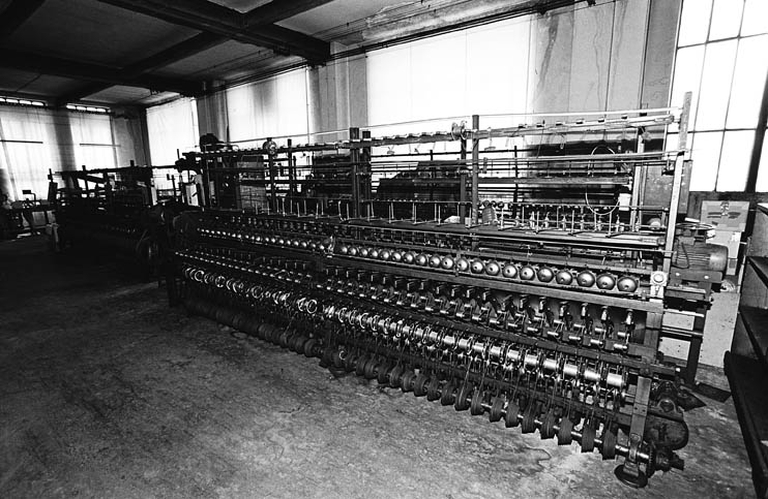 14 machines à laminer, 8 machines à entrelacer, machine à meuler de l'usine Dorures Louis Mathieu Industrie