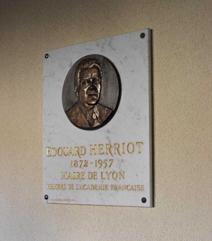 Plaque commémorative, demi-relief (médaillon) : Portrait d'Edouard Herriot