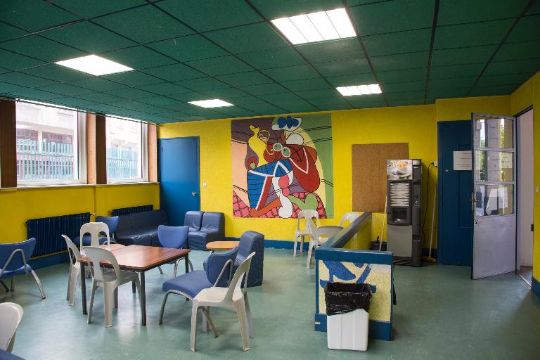Manoir de Chènevoux, puis collège de jésuites, puis école centrale, puis lycée de garçons, actuellement lycée d'enseignement secondaire Jean-Puy