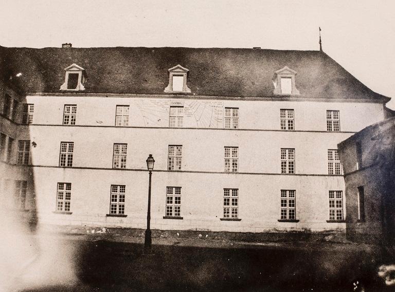 Manoir de Chènevoux, puis collège de jésuites, puis école centrale, puis lycée de garçons, actuellement lycée d'enseignement secondaire Jean-Puy