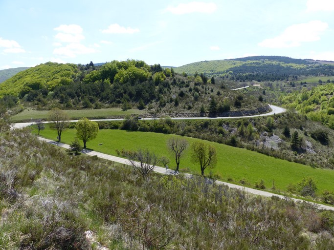 Le quartier du Col de Macuègne, dont les pierriers contiennent des tessons de tegulae. Vue prise du nord-ouest.