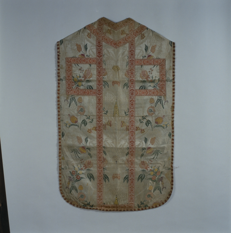 Chasuble d'un ornement blanc