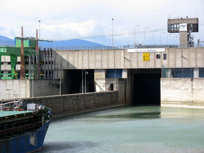 Centrale hydroélectrique, écluse dite usine-écluse de Sablons, pont routier