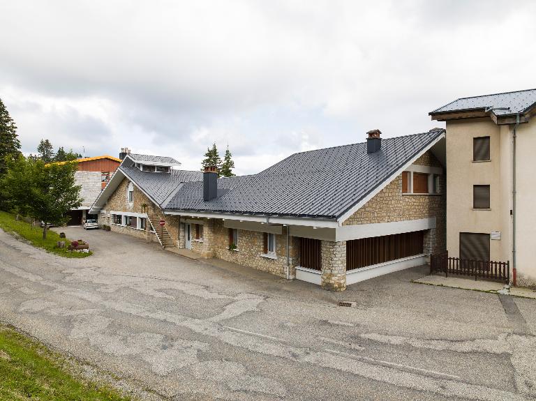 Gare d'arrivée du chemin de fer à crémaillère du Revard, puis supérette La Crémaillère, actuellement colonie de vacances de la ville de Pantin dit Centre La Crémaillère