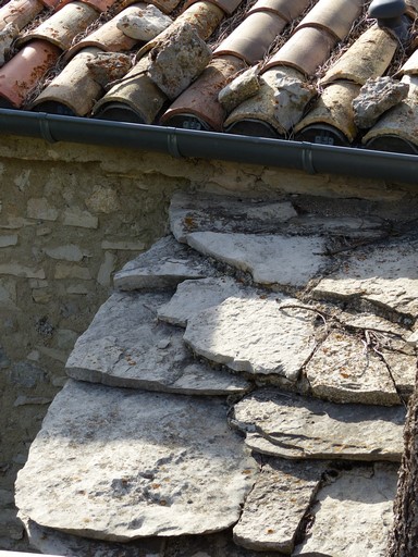 Couverture en lauze calcaire sur une dépendance, ferme au quartier de la Clastre.
