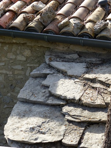 Couverture en lauze calcaire sur une dépendance, ferme au quartier de la Clastre.
